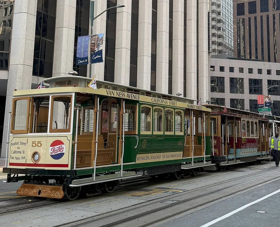 旧金山 California 线的绿色缆车停在轨道上,车身写着 Van Ness Avenue 与 California Street