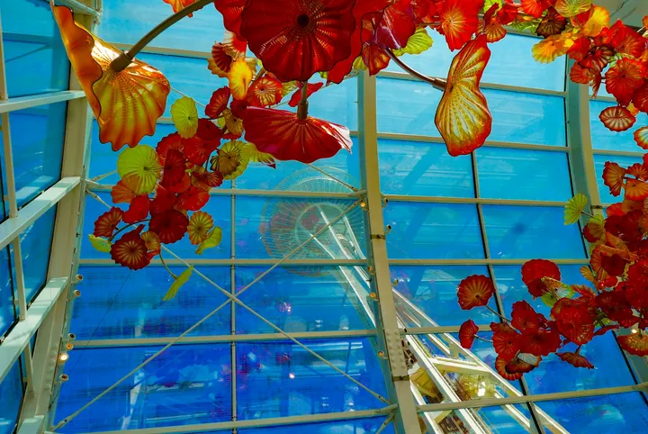 Chihuly 玻璃温室内悬挂的红黄色巨型玻璃花装置