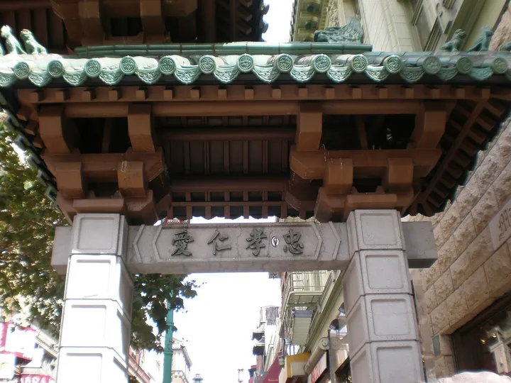 仰视唐人街龙门的斗拱与绿琉璃瓦檐
