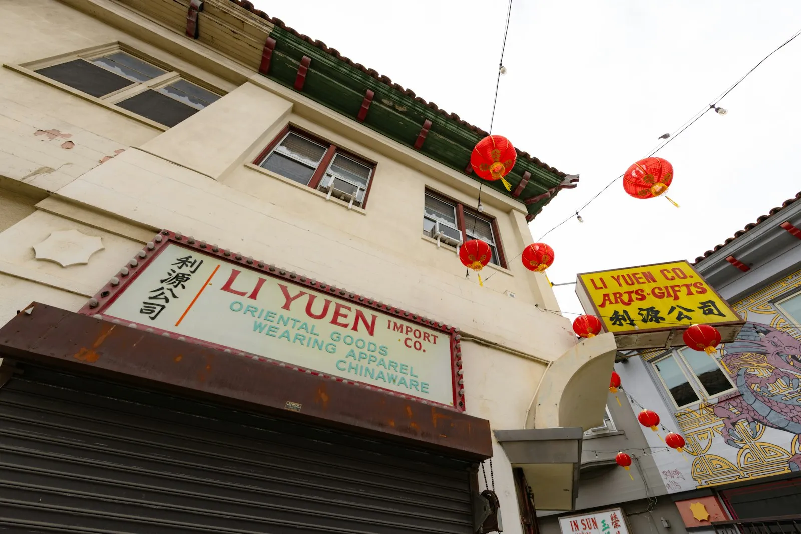 Grant Ave 上利源公司的老招牌、绿瓦屋檐与红灯笼