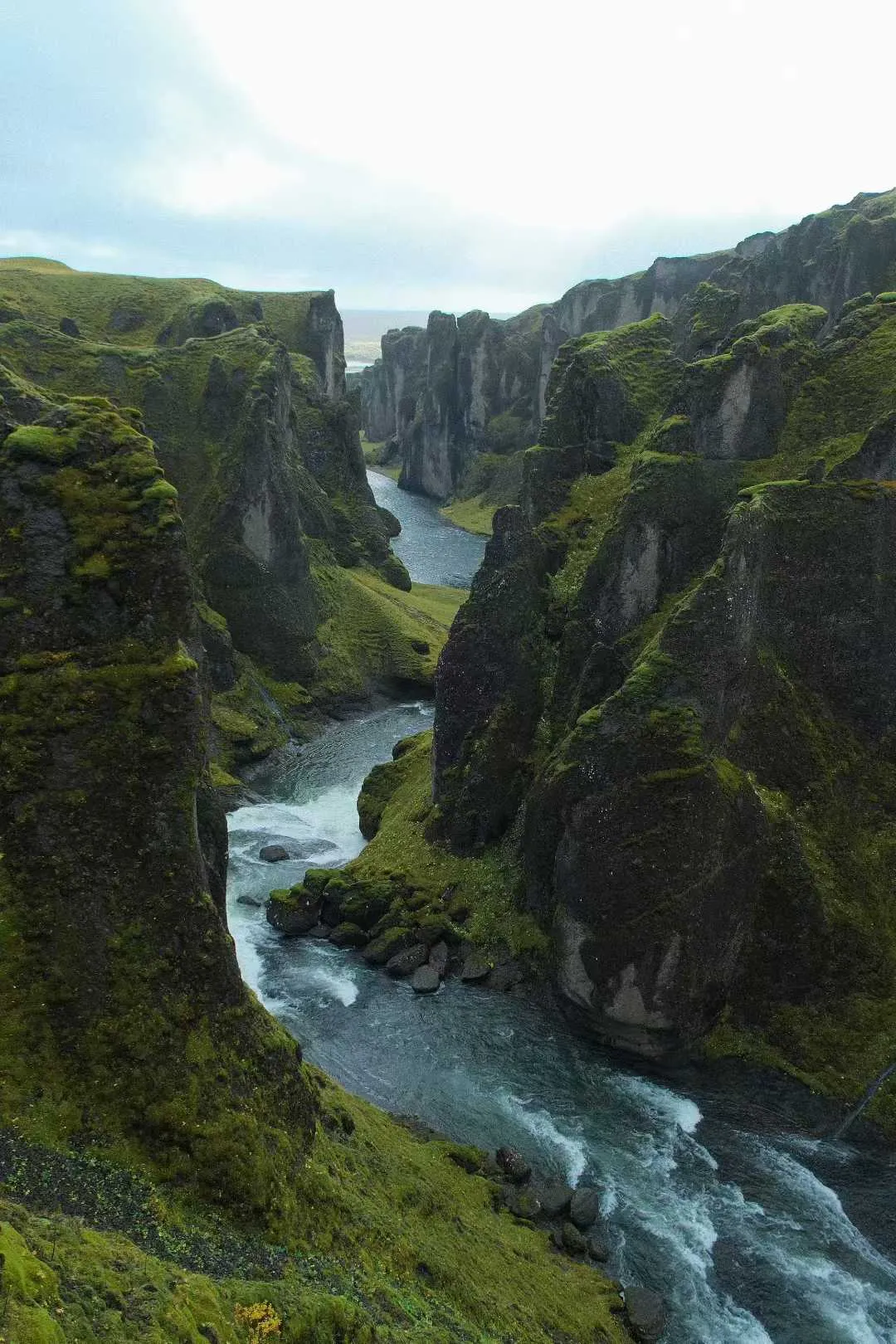 Fjaðrárgljúfur 大峡谷，蜿蜒的河流穿过覆盖植被的峡谷
