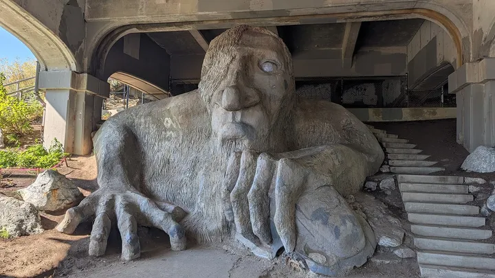 Fremont Troll 水泥巨魔雕塑，一只手抓着一辆真的甲壳虫汽车