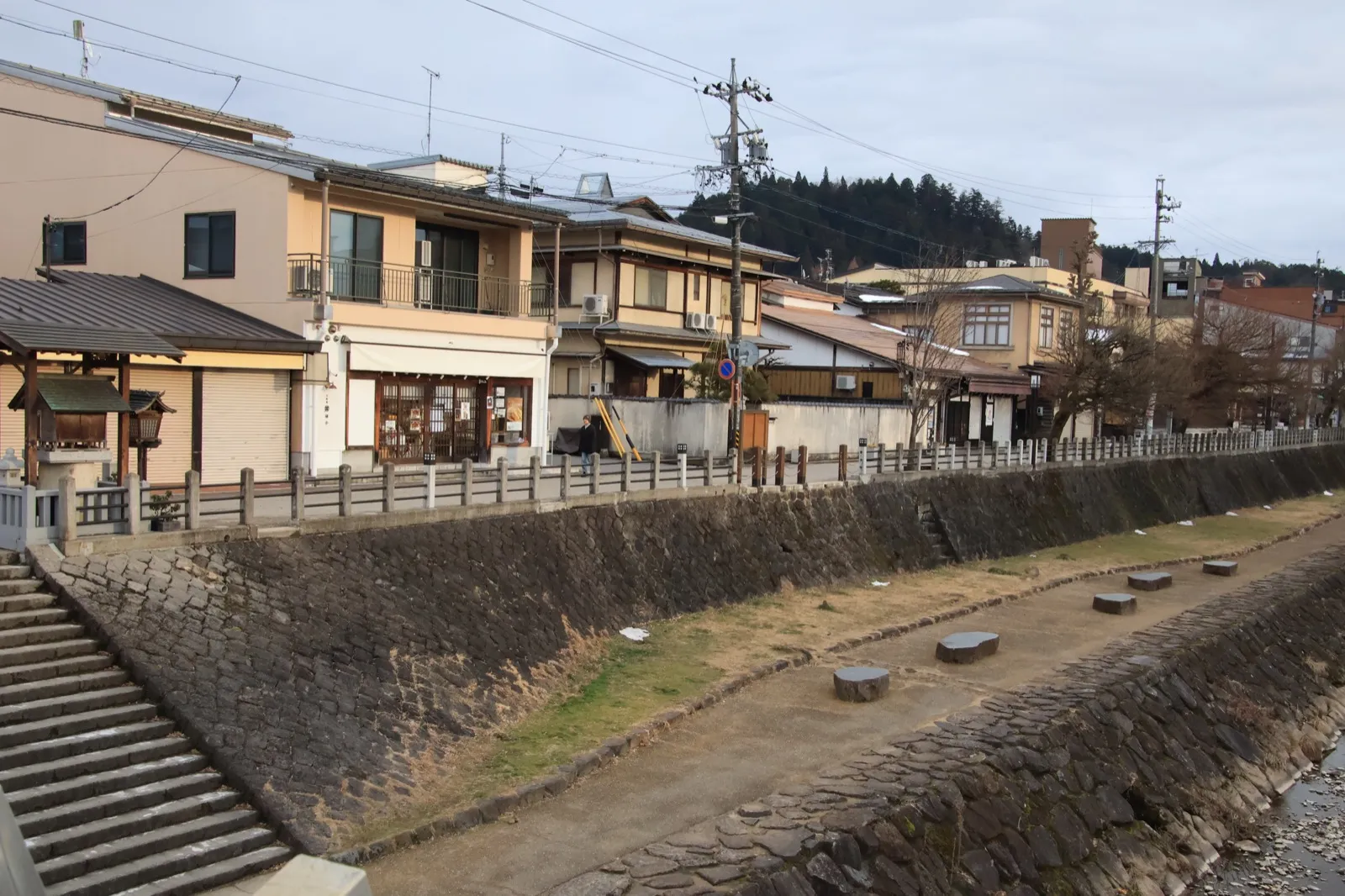 飛驒古川旁的小河,石砌河岸与传统木屋沿岸排开