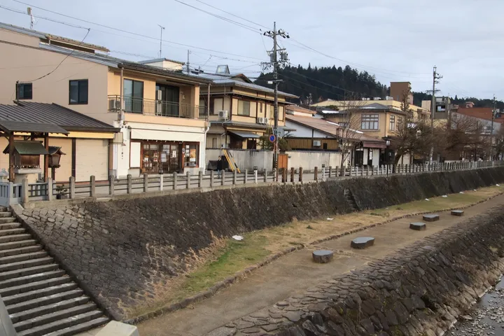 飛驒古川旁的小河，石砌河岸与传统木屋沿岸排开