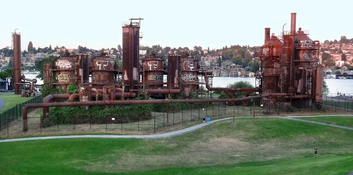 Gas Works Park 保留的锈蚀煤气厂裂解塔与草坡