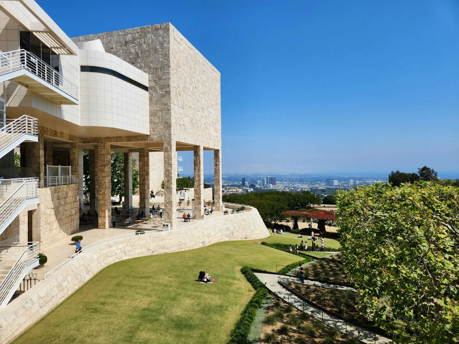 Getty Center 的石灰岩建筑与草坪,远处俯瞰洛杉矶城区直到海边