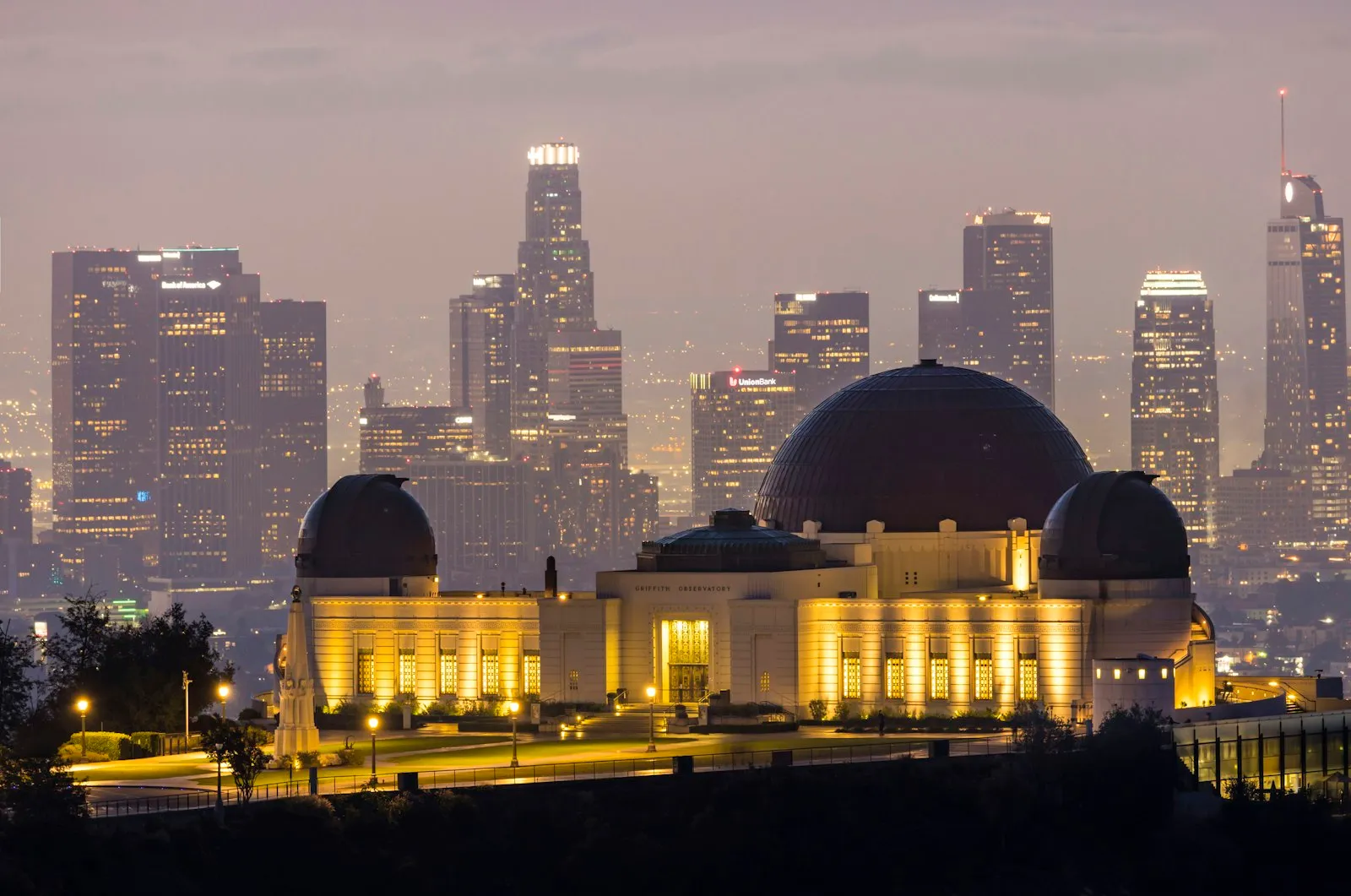 夜晚亮灯的 Griffith Observatory 与背后 Downtown LA 的高楼灯火