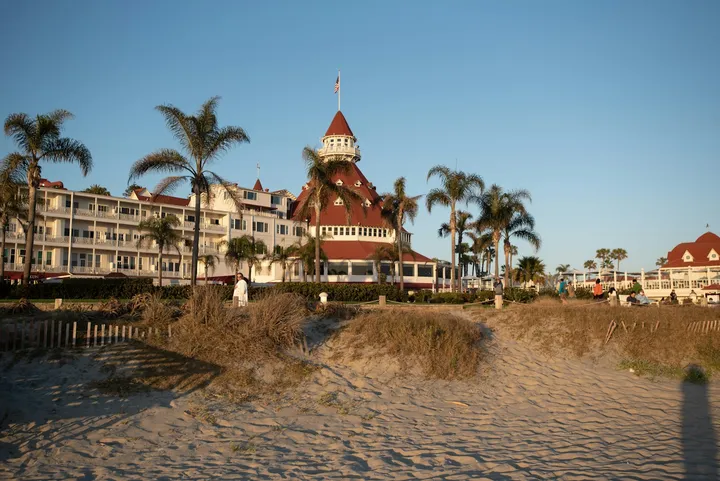 Hotel del Coronado 红顶白墙的维多利亚木结构建筑正面