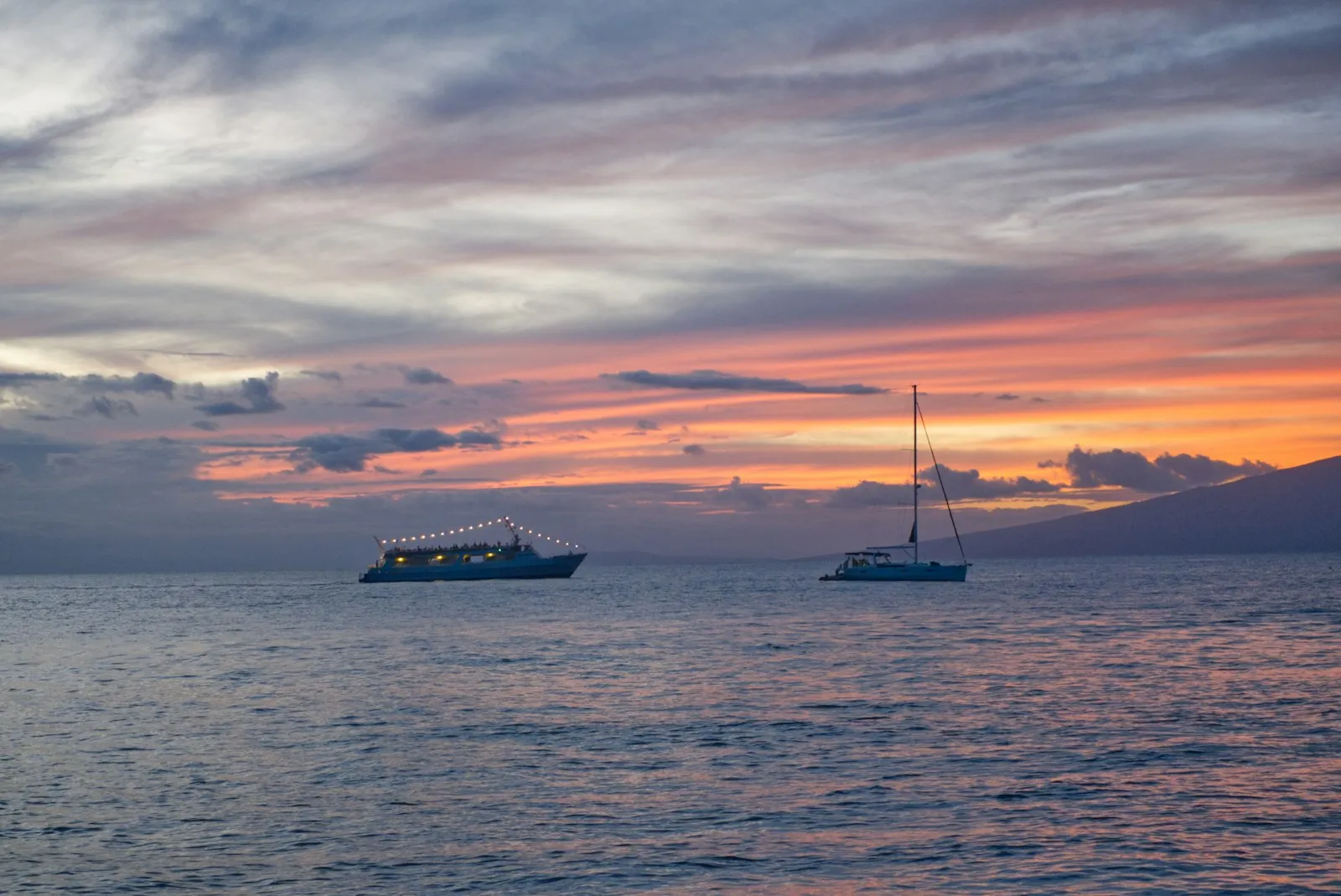 Kāʻanapali 外海两艘日落晚餐游船，橙紫色的晚霞