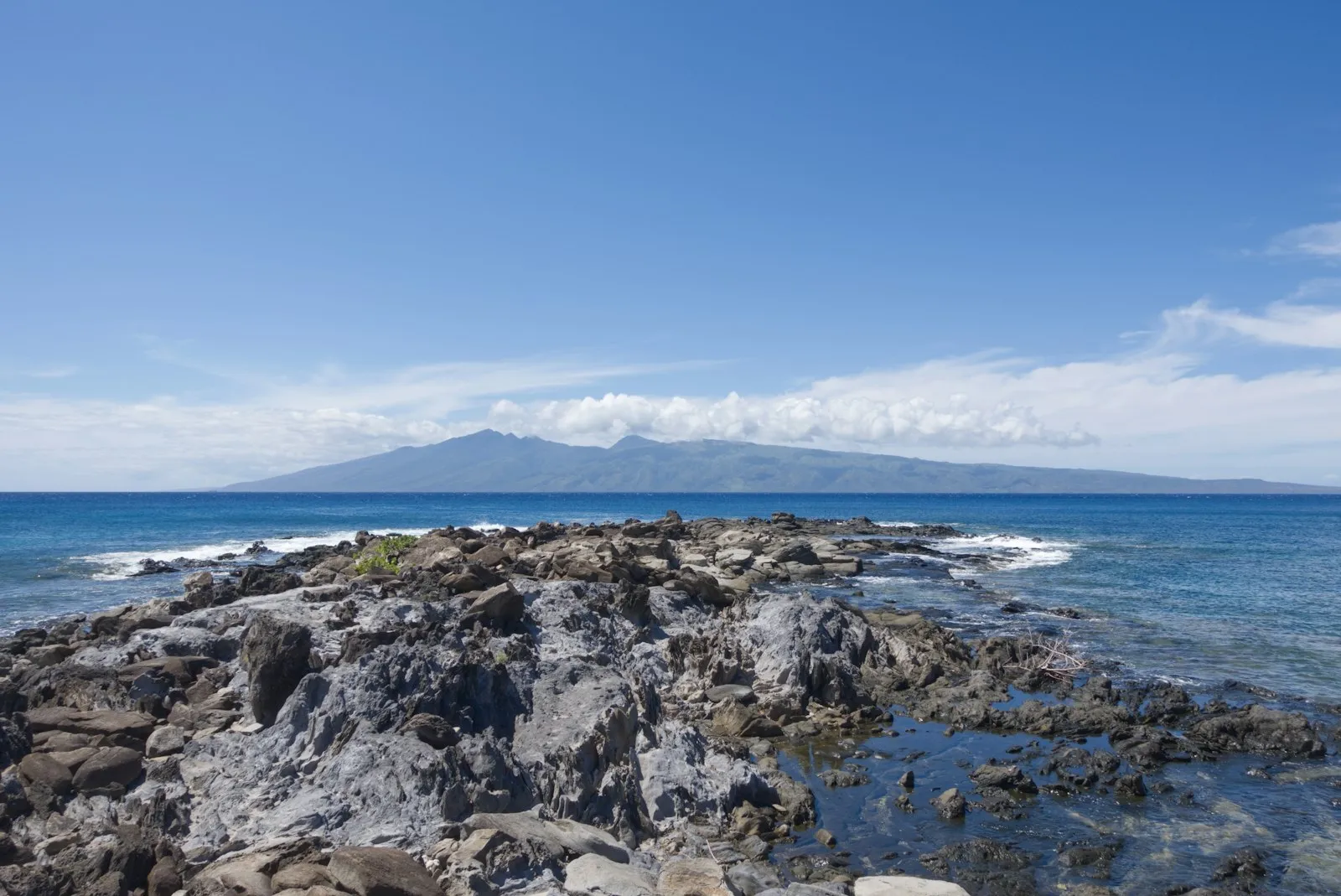 Kapalua 的熔岩岬角，远处是 Molokaʻi 岛