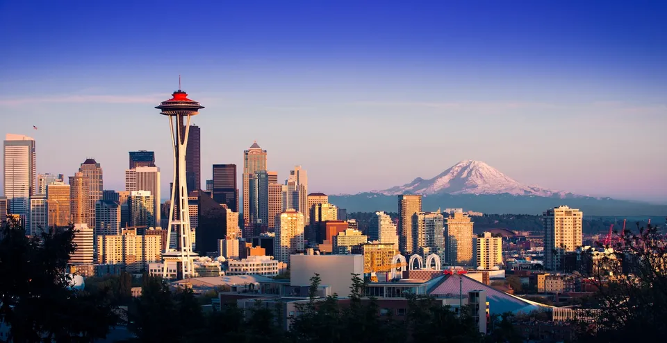 从 Kerry Park 眺望西雅图天际线，太空针塔居中，远处是覆雪的雷尼尔山
