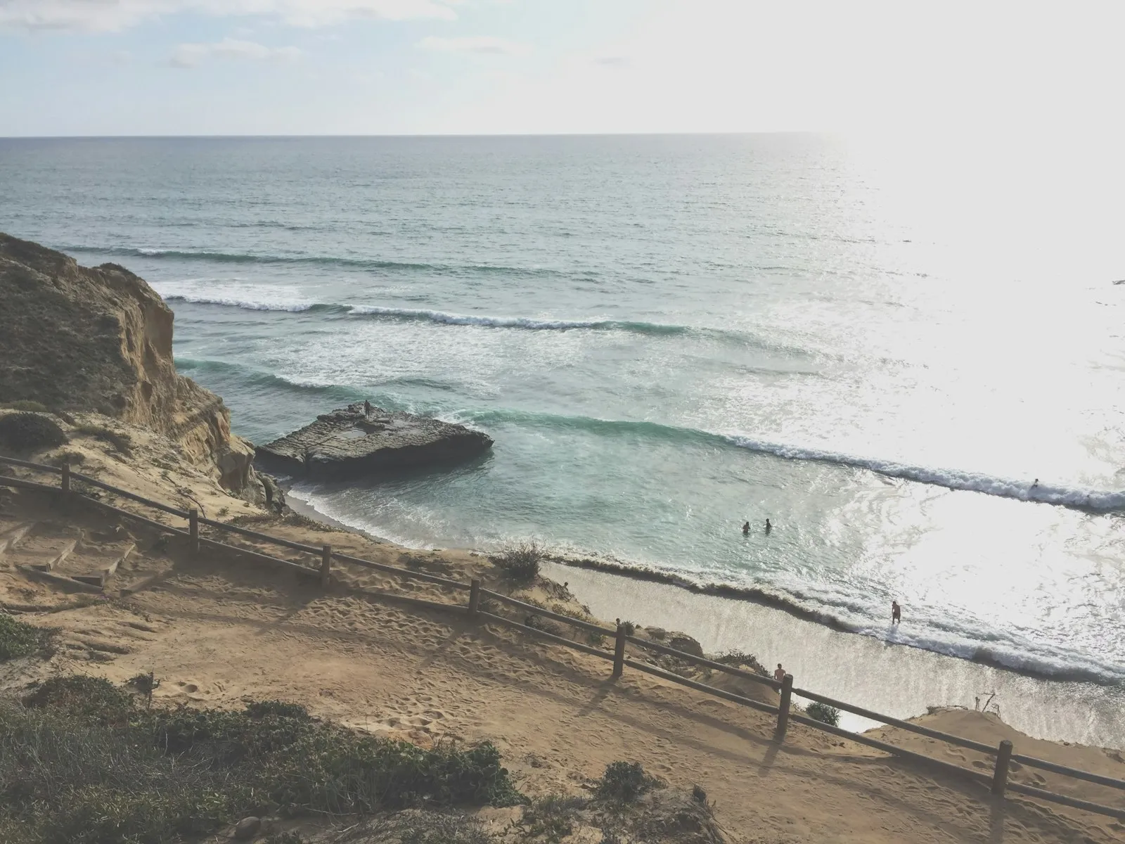 从崖顶俯瞰 La Jolla 一带的海岸,木栏杆步道通向下方的海滩与礁石