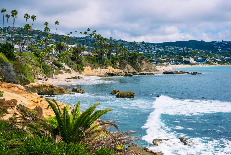 Laguna Beach 的 Heisler Park 崖顶步道俯瞰海湾与礁石