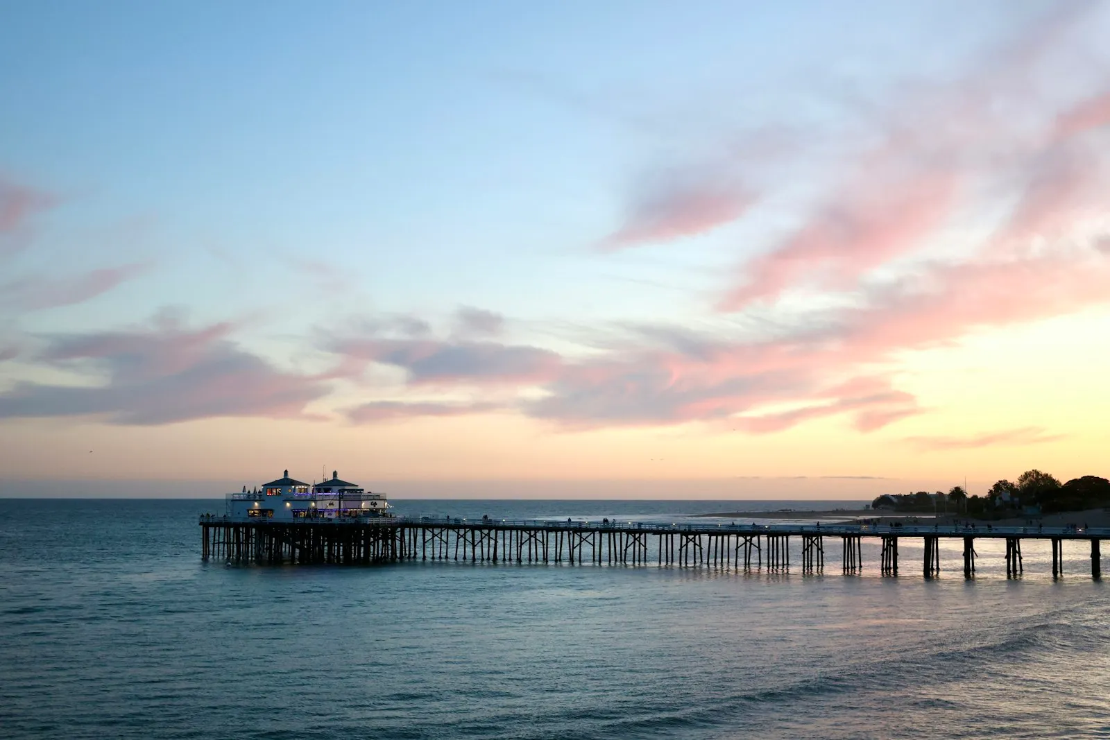 日落时分的 Malibu Pier 全景,粉色云层下木栈桥伸向海面