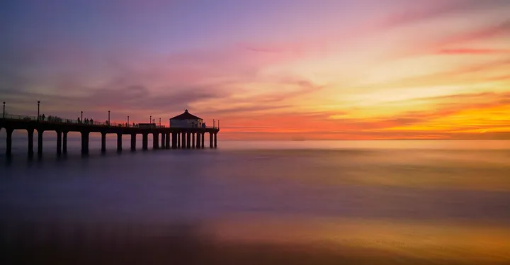 日落后的 Manhattan Beach 栈桥剪影,尽头是圆顶的 Roundhouse 水族馆
