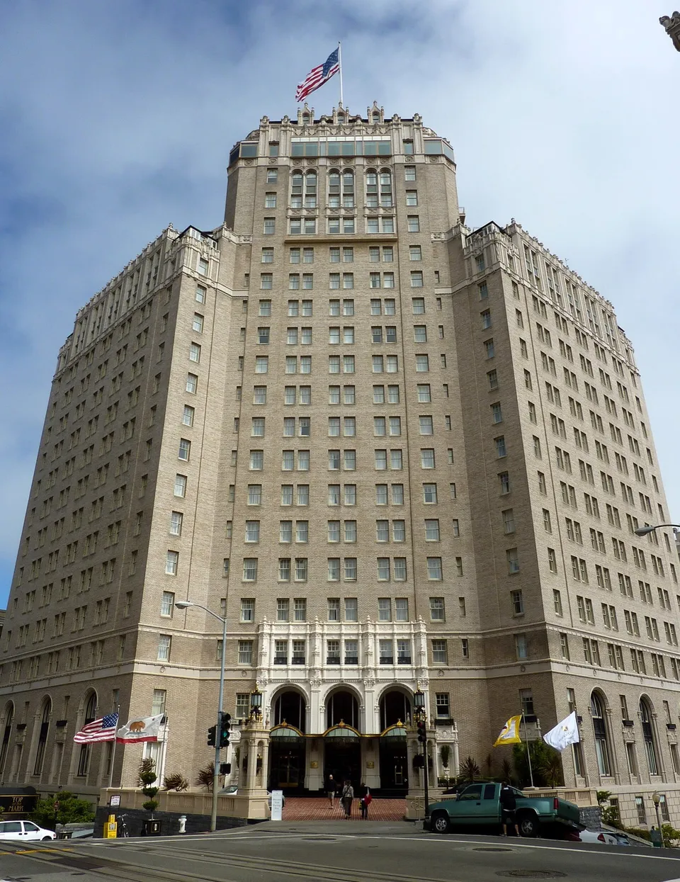 InterContinental Mark Hopkins 酒店正立面,三个拱形门廊与楼前的缆车轨道