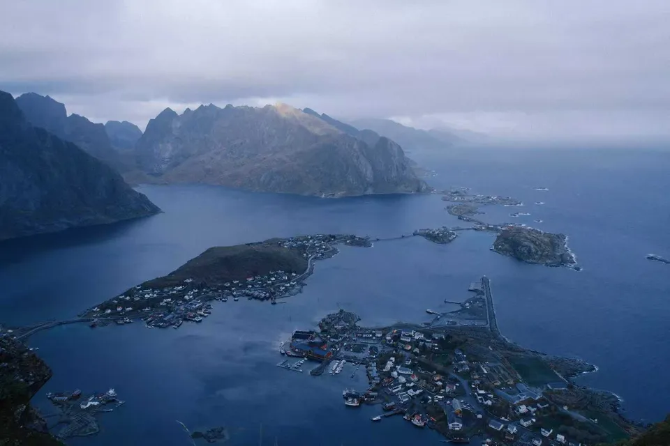 挪威峡湾景色，群山环绕，水面点缀着小岛