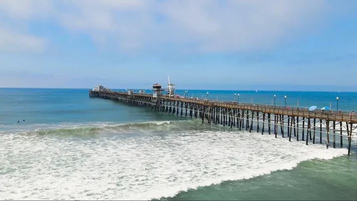 Oceanside 木栈桥伸向太平洋,桥身笔直