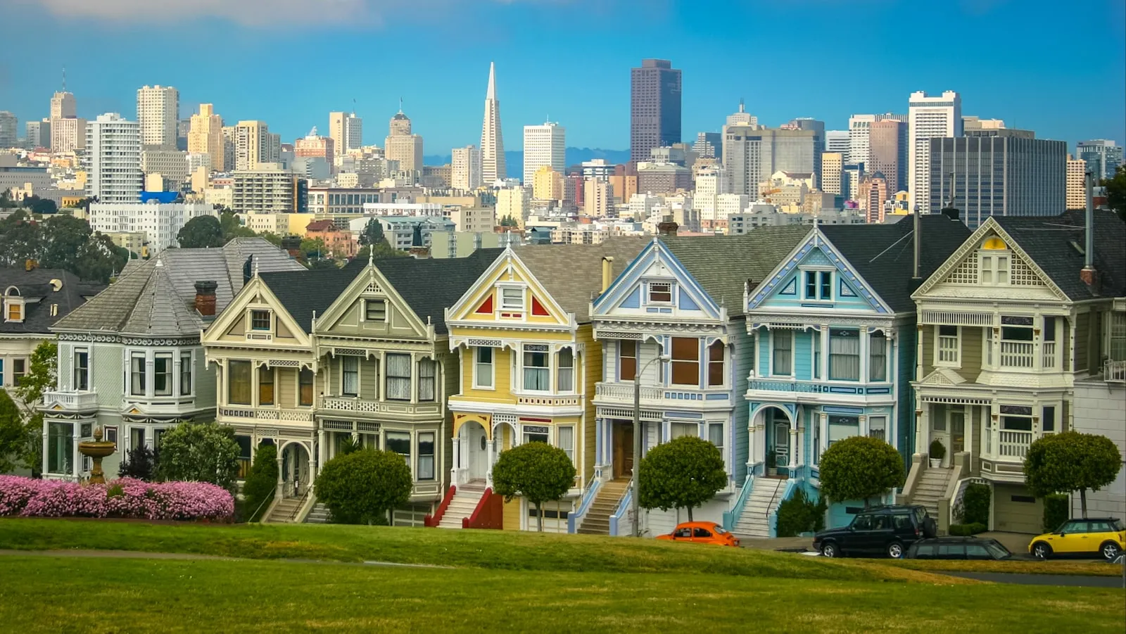 Alamo Square 的彩绘女士：七栋维多利亚式房屋与背后的旧金山天际线