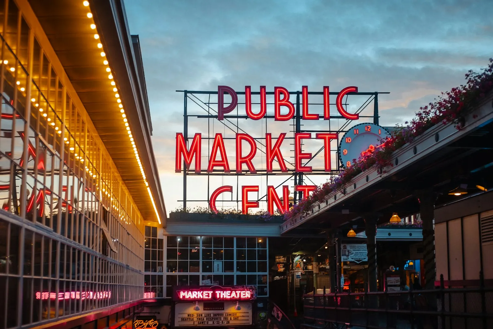 黄昏时分 Pike Place Market 的红色霓虹招牌 Public Market Center 与时钟
