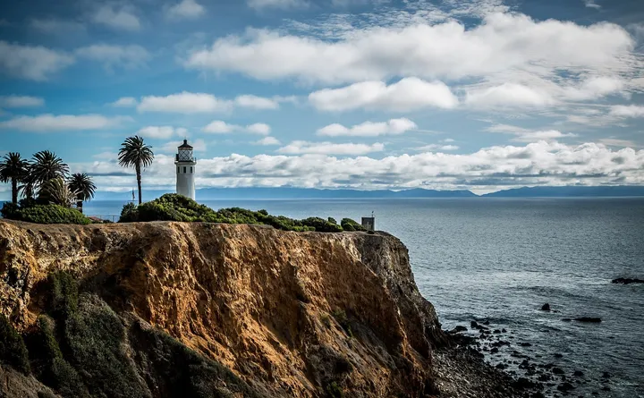 Palos Verdes 半岛 Point Vicente 灯塔立在海崖边,正对太平洋