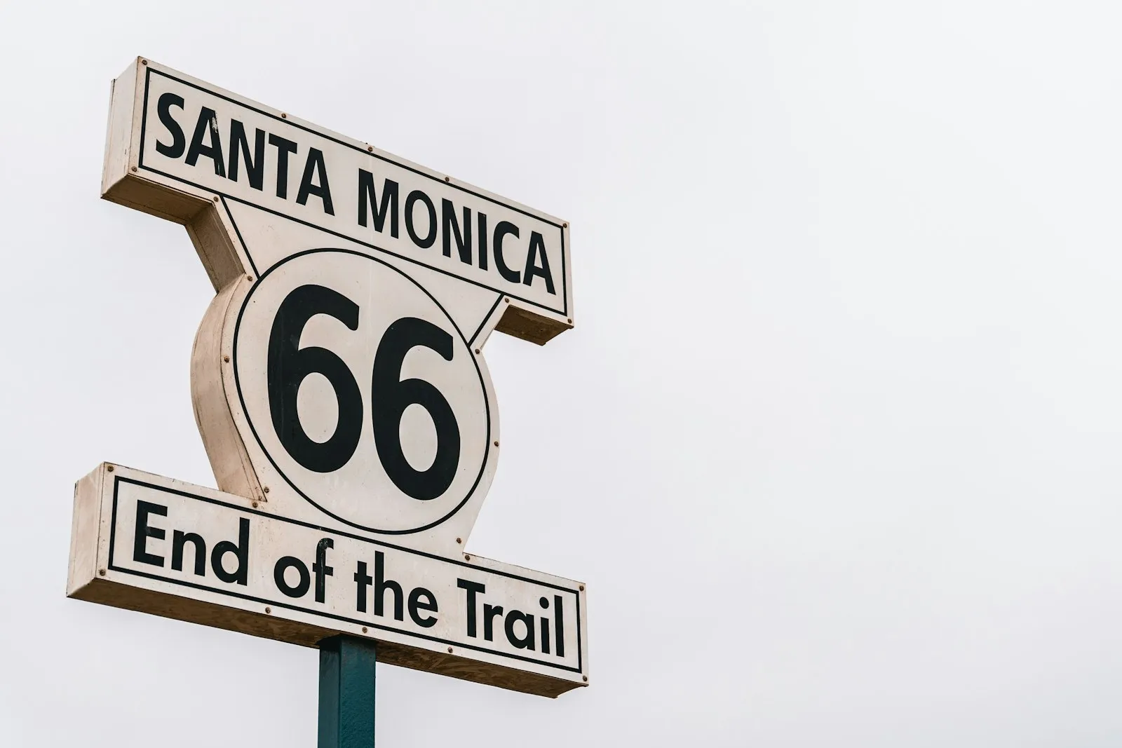Santa Monica 码头上的 Route 66 End of the Trail 路牌