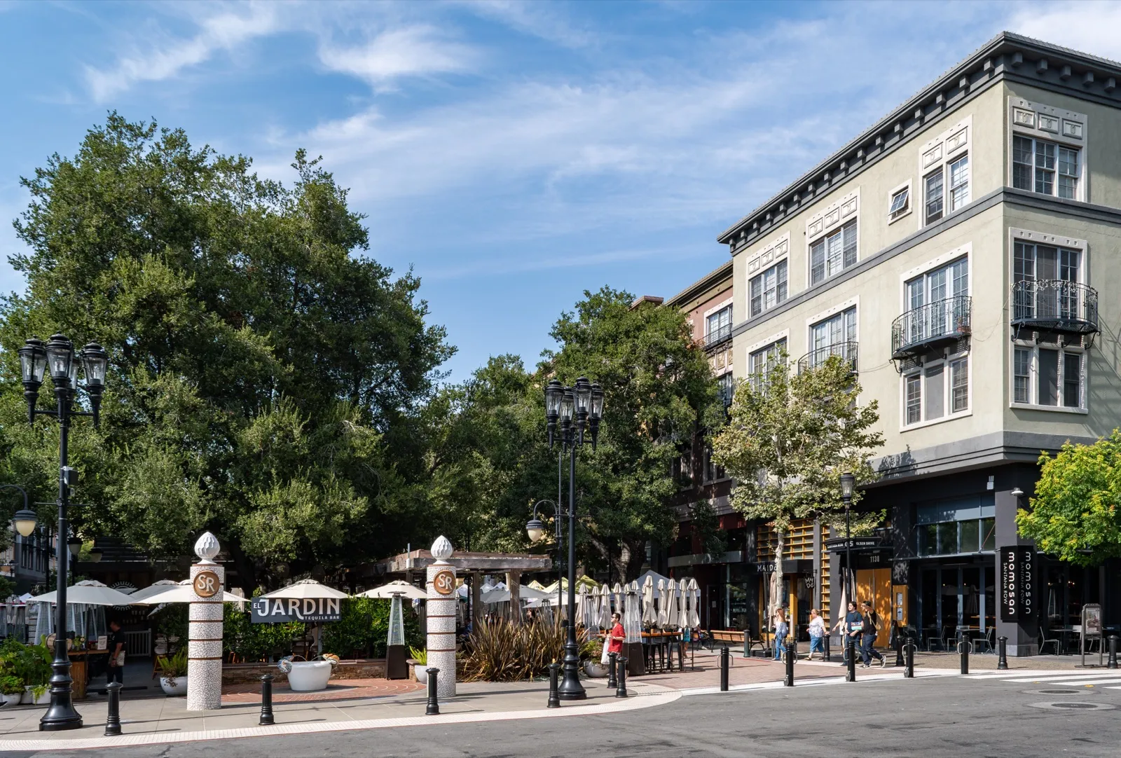 Santana Row 的露天街区：El Jardin 餐厅的白色遮阳伞、复古路灯与三层欧式建筑