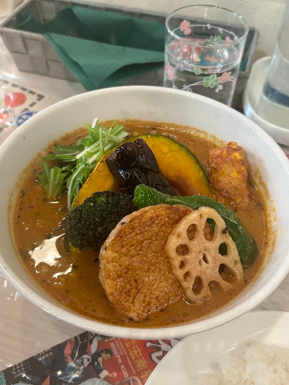 一碗浓稠的汤咖喱,里面有烤南瓜、莲藕、西兰花、茄子与炸鸡,旁边配着白米饭