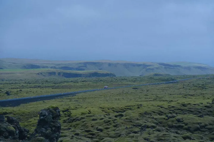 冰岛南部公路，蜿蜒穿过连绵的草原与远山