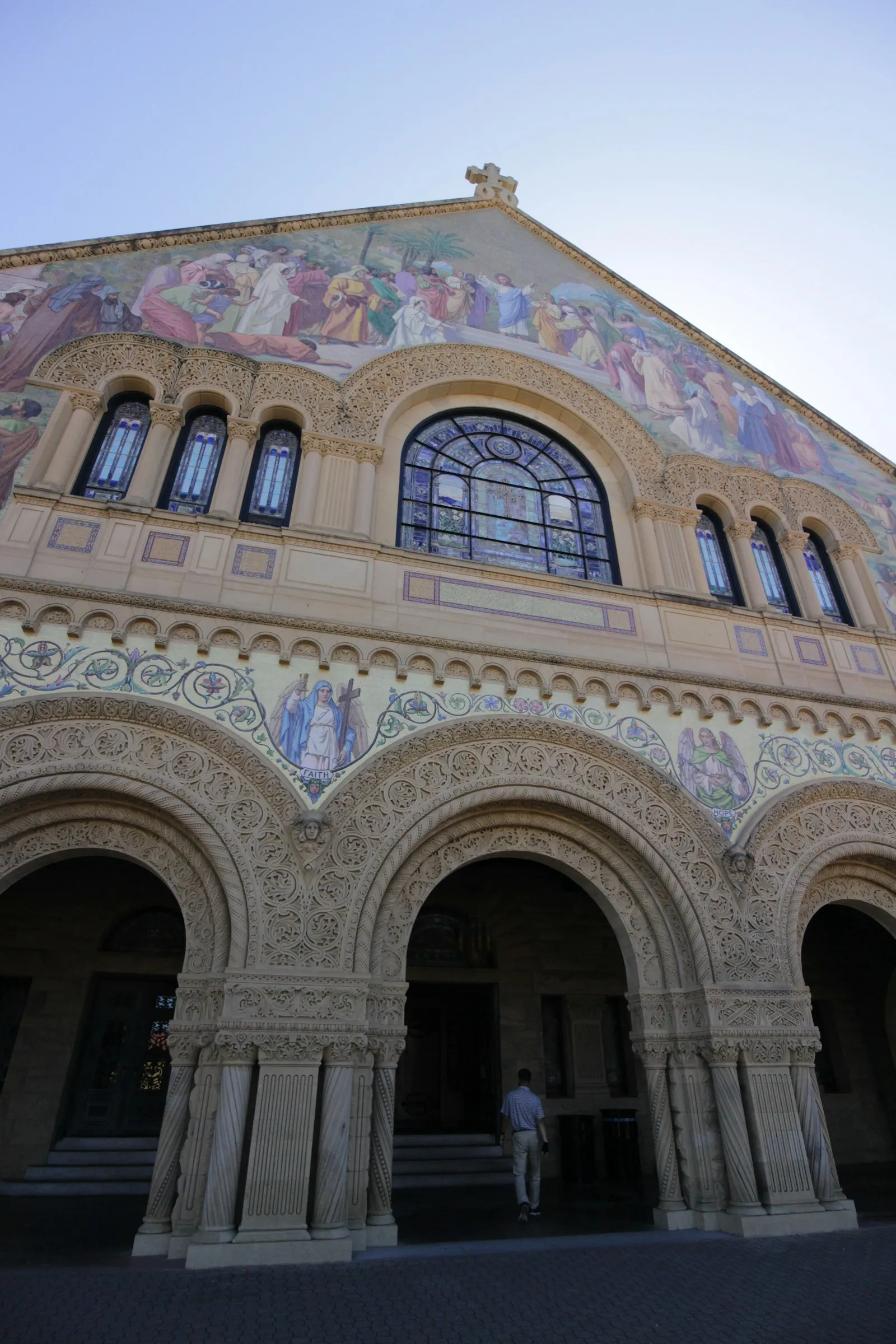 Stanford Memorial Church 正立面：山墙上的大幅马赛克壁画、彩色玻璃窗与三重雕花拱门