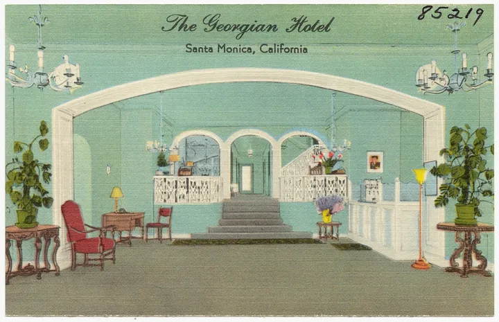 The Georgian Hotel 1940 年代的亚麻明信片,画的是拱门与楼梯构成的大堂