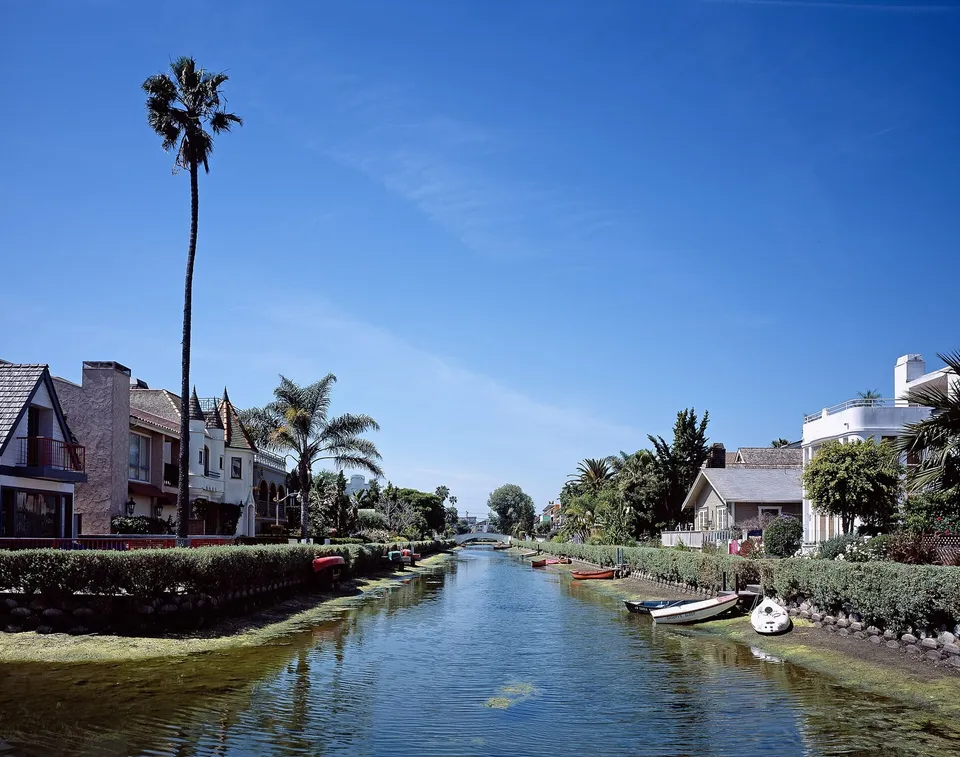 Venice 运河区的水道、拱形小桥与两侧住宅