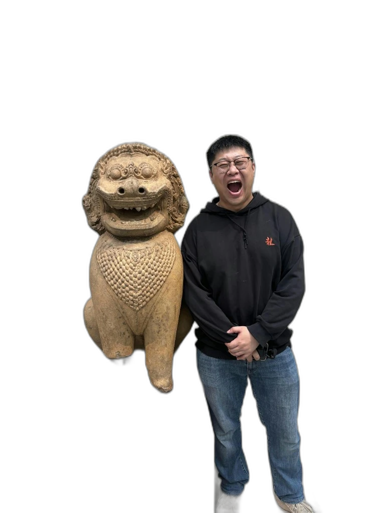 赵嘉琪与博物馆石狮子合影（抠图）