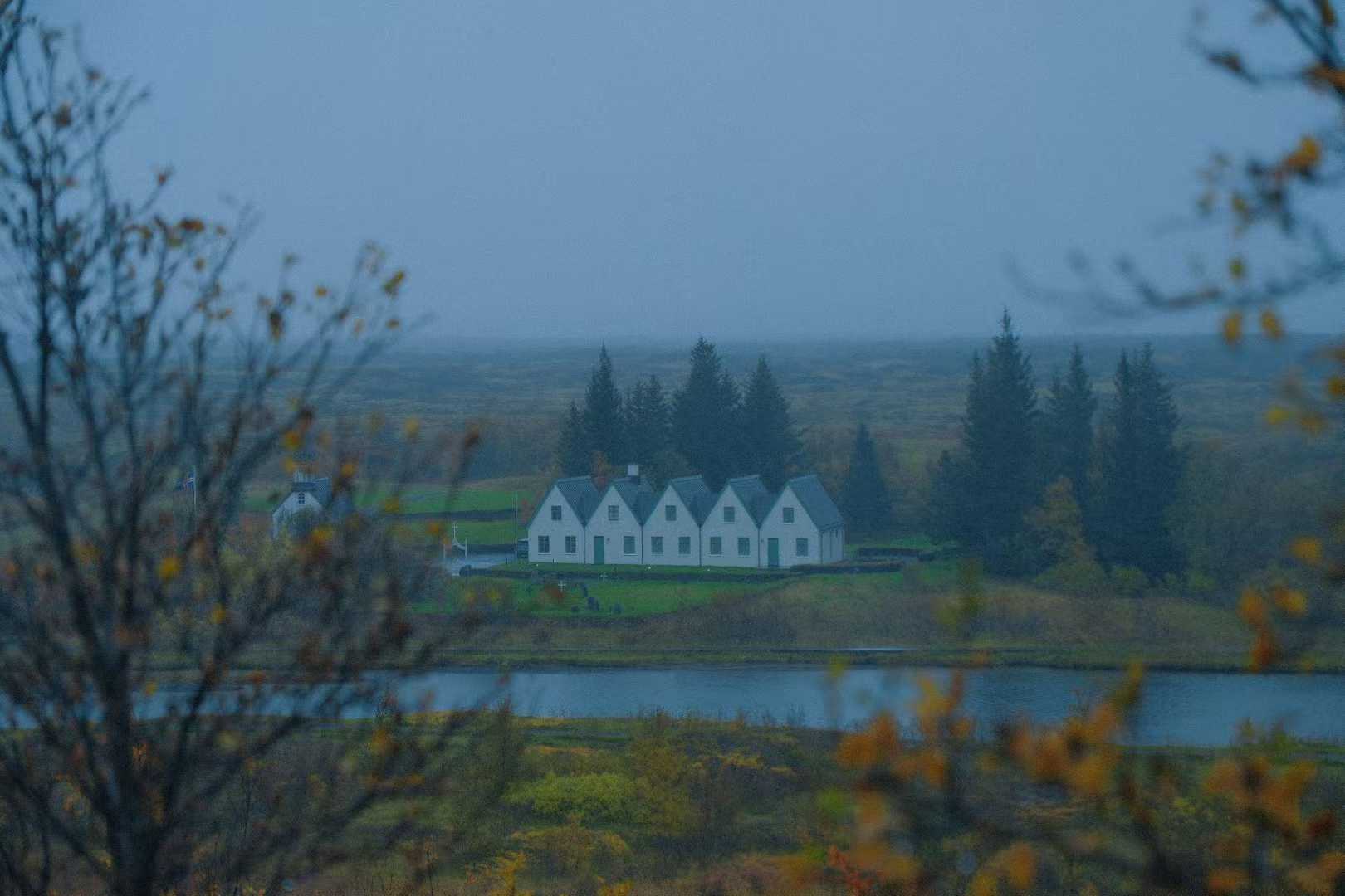 途中小镇的住宿，几栋白色小屋错落在草地上