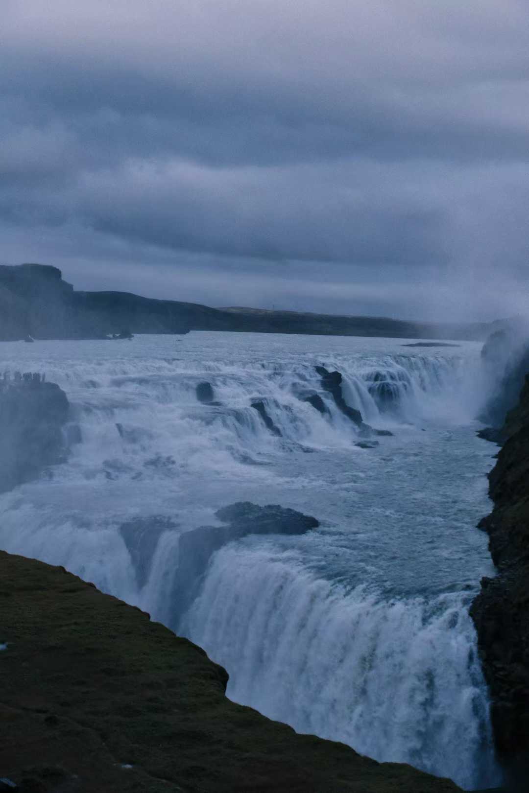 Gullfoss 黄金瀑布水流倾泻而下