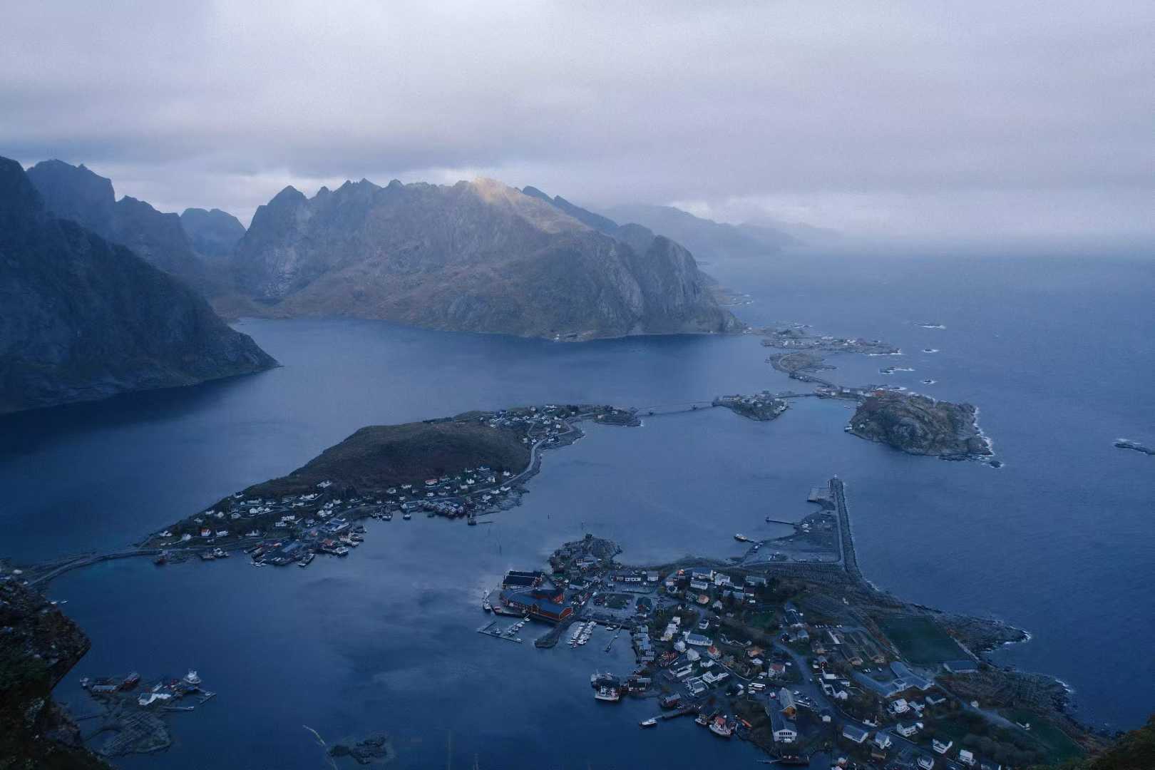 挪威峡湾景色，群山环绕，水面点缀着小岛
