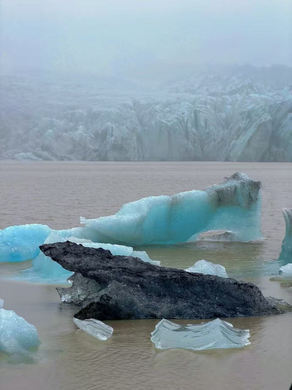 Sólheimajökull 冰川深处，蓝冰漂浮在水面上