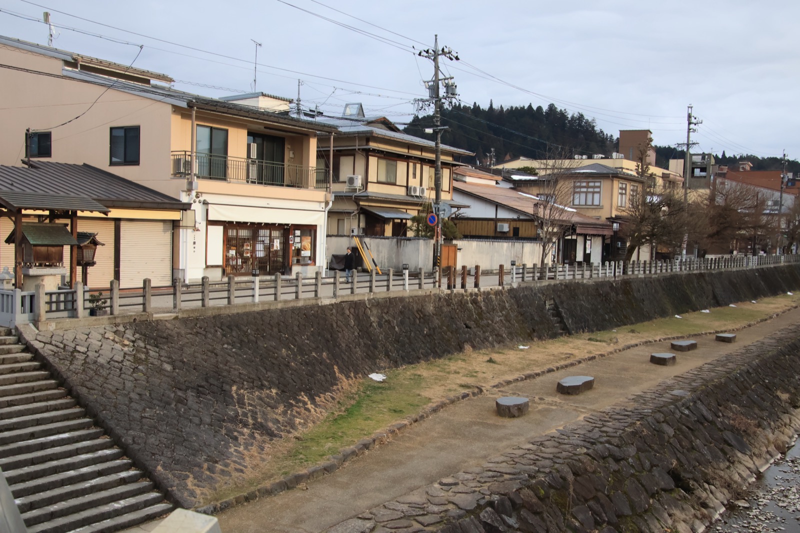飛驒古川旁的小河，石砌河岸与传统木屋沿岸排开