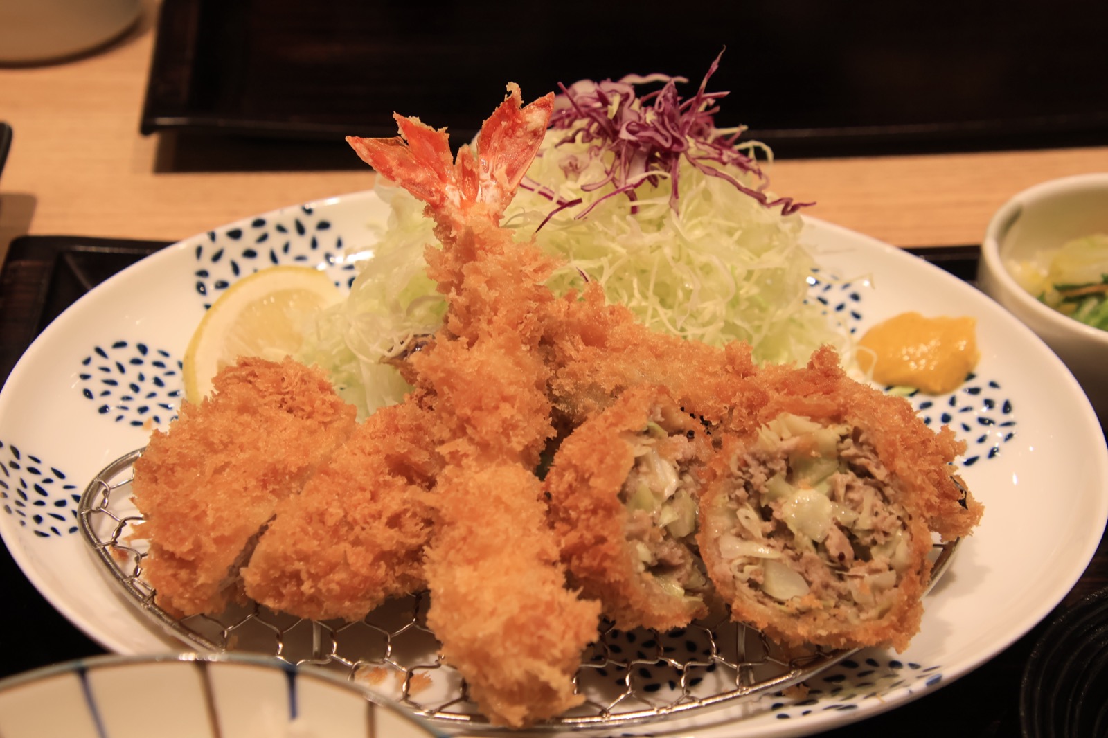 一盘金黄酥脆的名古屋炸物拼盘，配着细丝卷心菜、柠檬与味增蘸酱